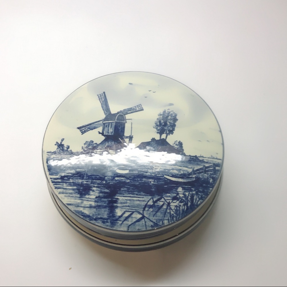 Handpainted delft vintage trinket. Made in holland